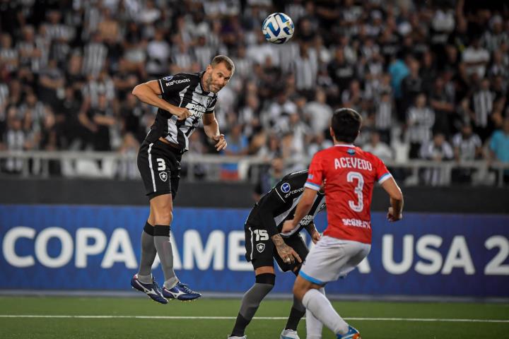 Carli se despede, Botafogo empata, mas segue na Sul-Americana