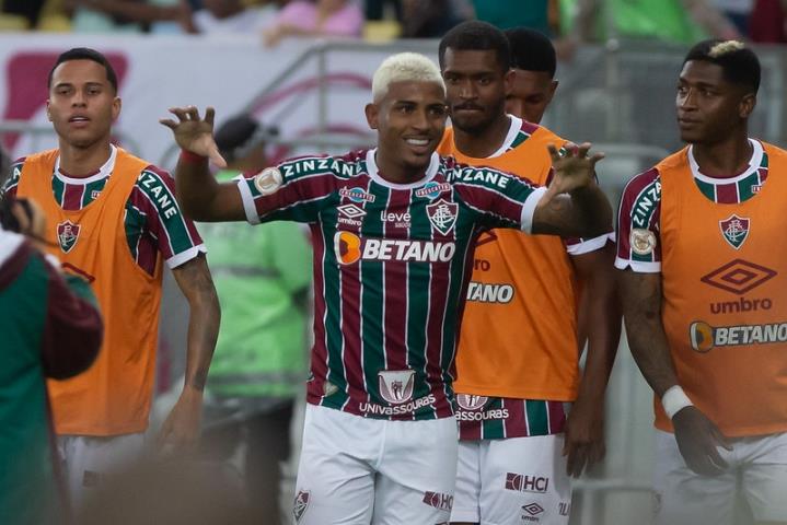 Flu vira sobre o Coelho e volta ao G4 do Brasileirão