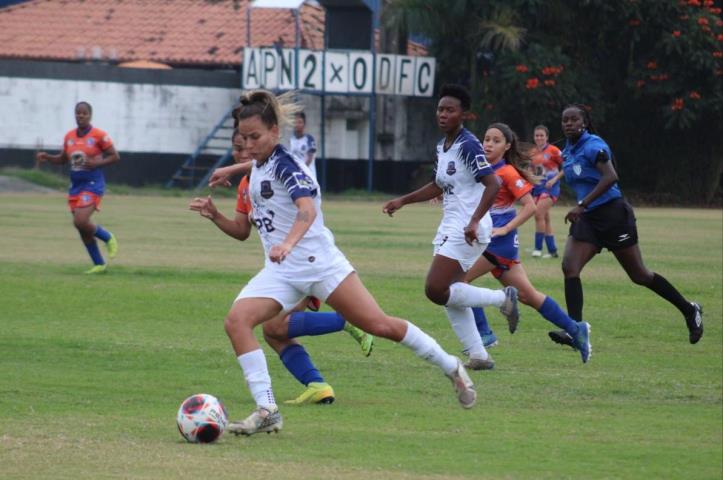 Pérolas goleia na estreia do Carioca Feminino Adulto