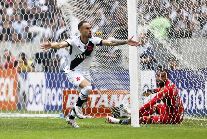 Vasco bate o Galo no Maracanã