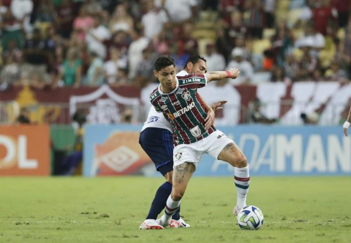 Com golaço de Leo Fernández, Flu bate o Cruzeiro