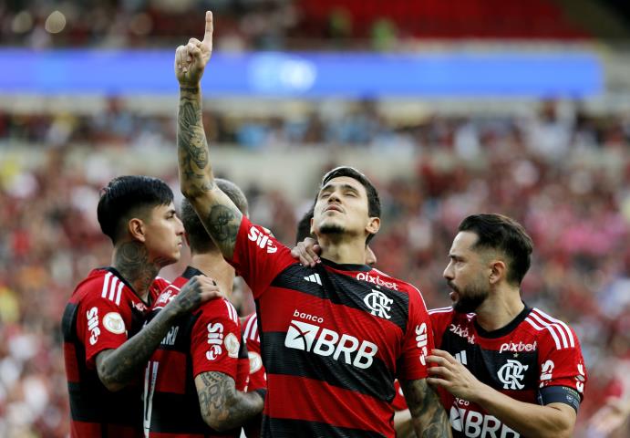 Pedro marca e Fla volta a ganhar no Brasileirão