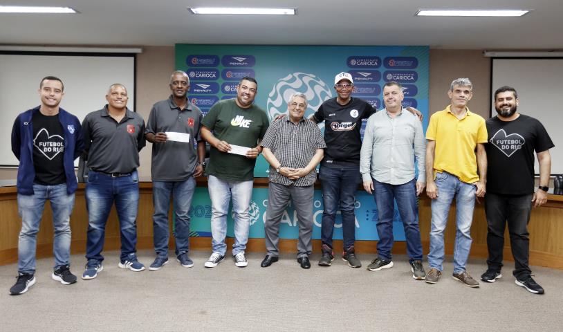 Greminho recebe premiação do Campeonato Amador Sub-17