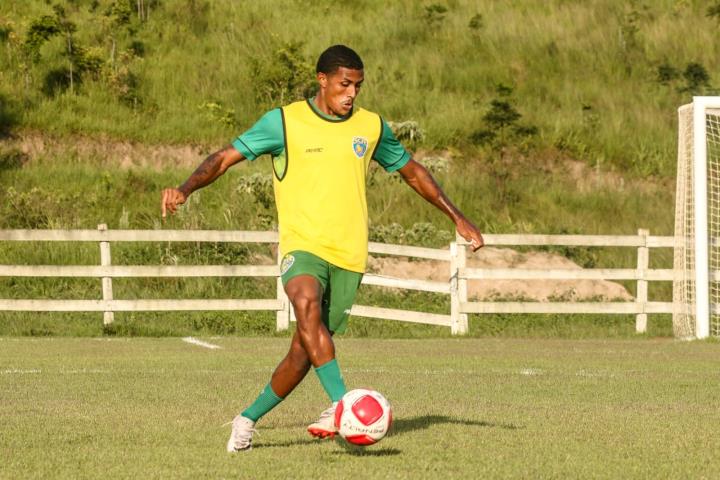 Sampaio apresenta o meia Gabriel Agú