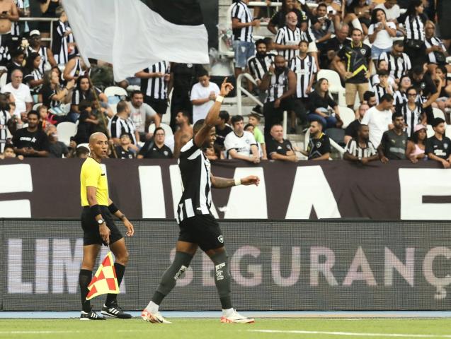 Botafogo vence o Sampaio Corrêa no Nilton Santos