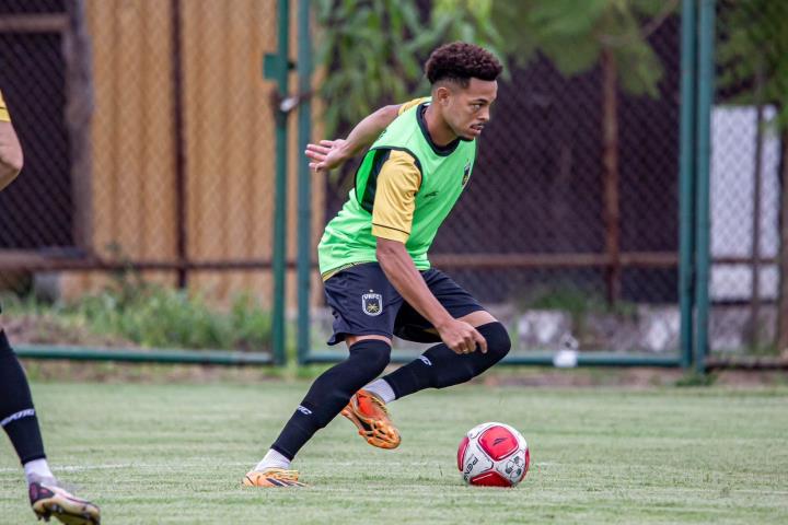 Voltaço oficializa a aquisição do lateral Juninho