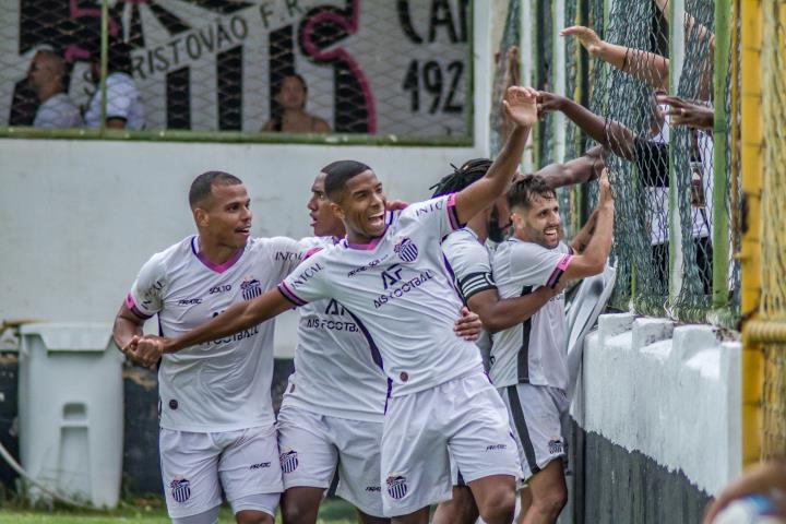 Tóvão presenteia torcida com 1ª vitória na B1