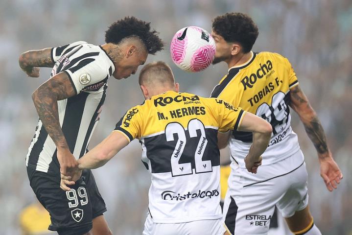 Empate garante o Botafogo na ponta do Brasileirão