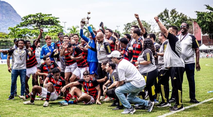 Sub-17: Garotos do Ninho recebem a Taça Guanabara e avançam