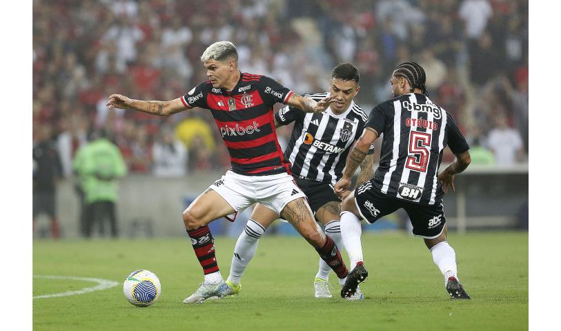 Fla empata com o Galo e volta ao G4 do Brasileirão