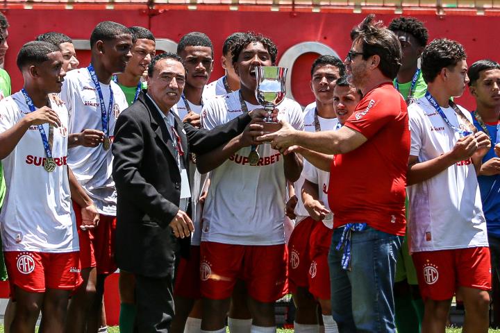 America recebe a Taça Santos Dumont Sub-17