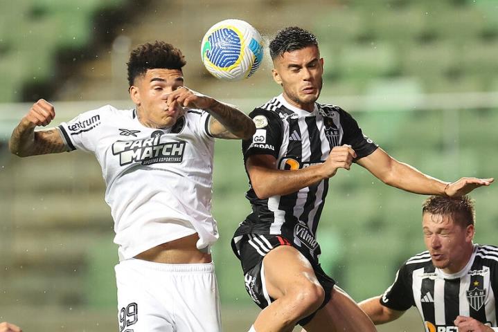 Botafogo empata com o Galo e segue líder 