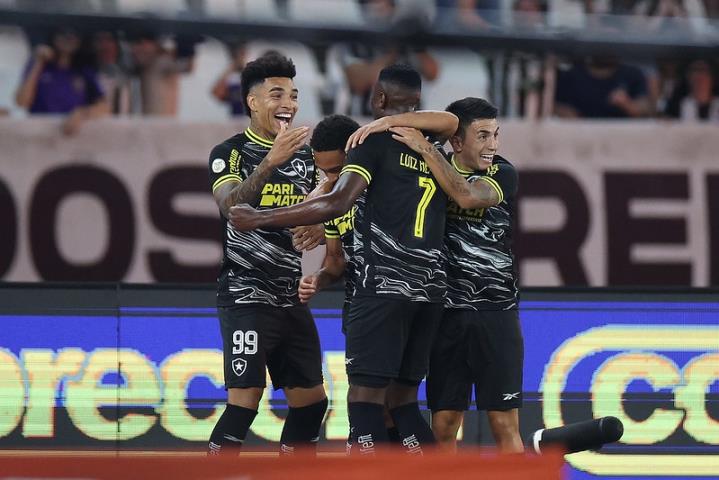 Botafogo amplia vantagem na liderança com triunfo em clássico