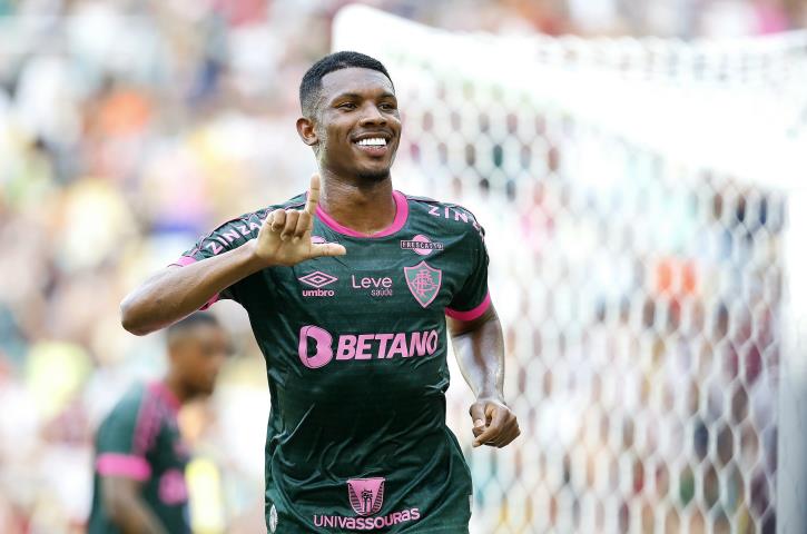Lelê marca e Flu encaminha a classificação