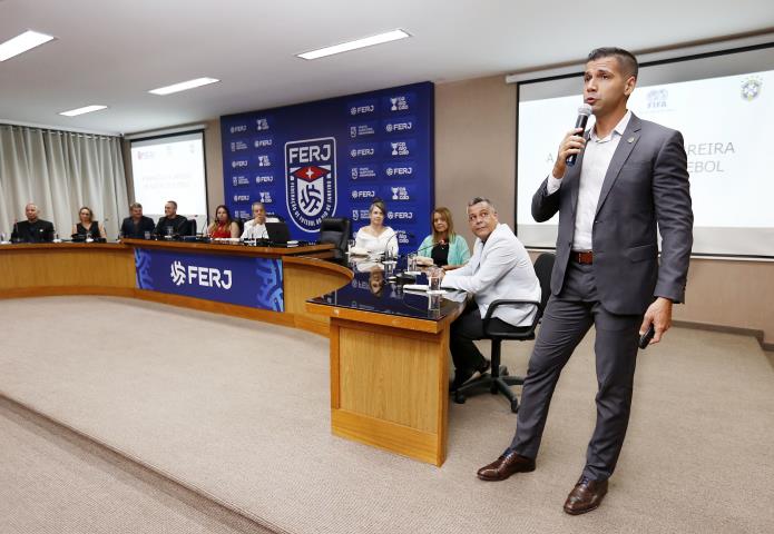 Bruno Arleu ministra palestra na aula inaugural do Curso de Formação de Árbitros