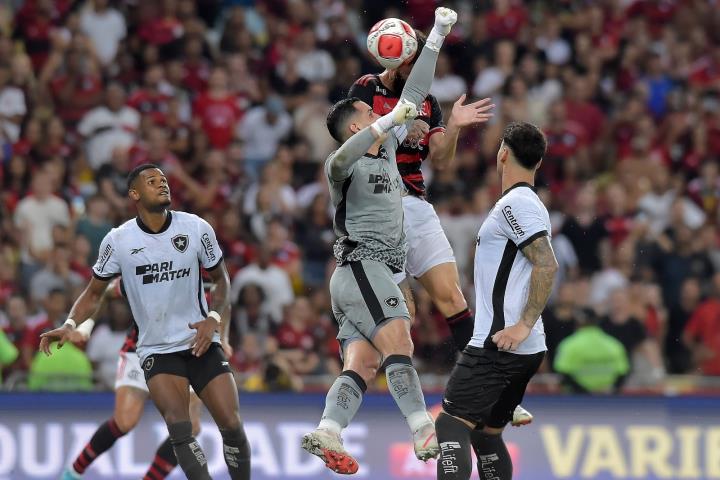 Léo Pereira decide e Fla vence clássico