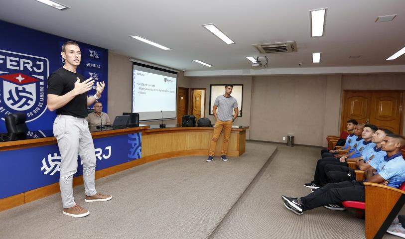 Rodrigo Correa e Bruno Arleu palestram para os novos árbitros e assistentes do quadro da CBF