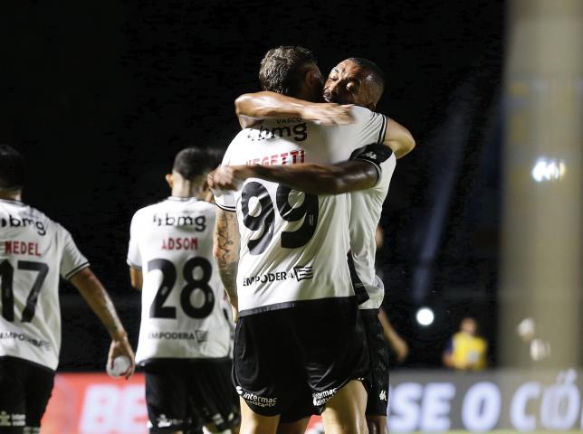 Nos pênaltis, Vasco avança na Copa do Brasil