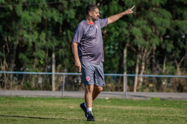 Eduardo Allax assume o comando do America