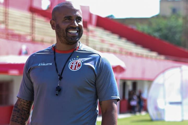 Ex-lateral Júlio César assume como técnico interino do America