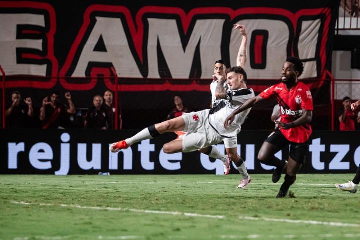 Vegetti empata no fim e Vasco vai decidir na Colina