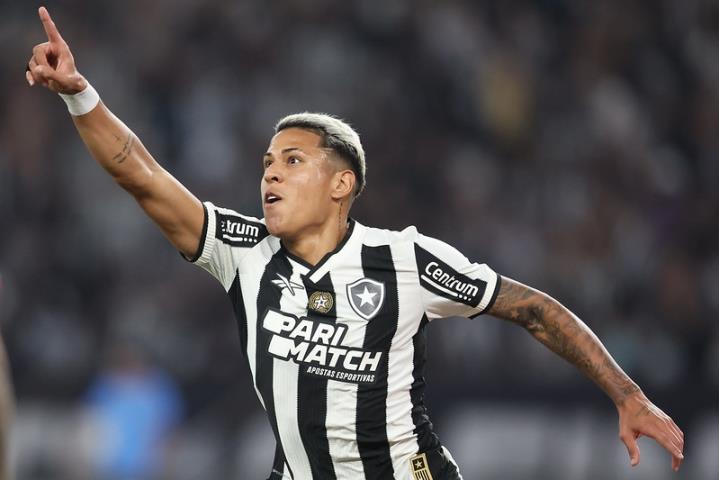 Botafogo goleia o Fla e segue na ponta do Brasileirão