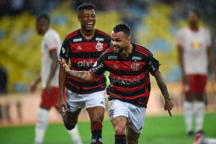 Michael marca na volta e Fla supera o Bragantino-SP