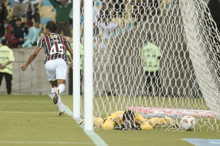 Lima marca no fim e Flu abre vantagem na Libertadores