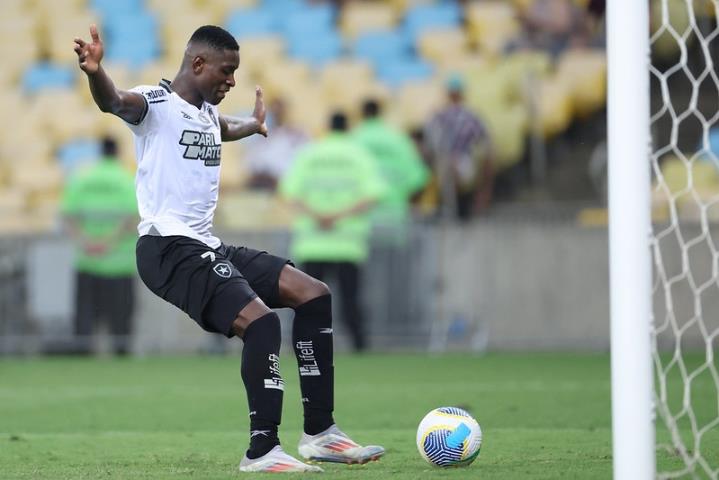 Gol no fim mantém o Botafogo na liderança isolada do Brasileirão