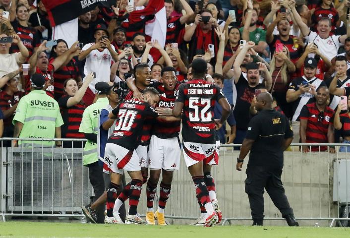 Fla vence o Vasco e se classifica para as semifinais 