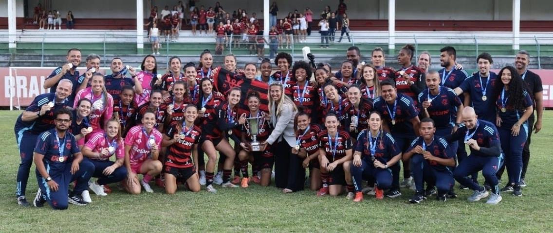 Flamengo recebe a Taça Guanabara Feminina (Crédito: Mariana Sá/CRF) imgCapa