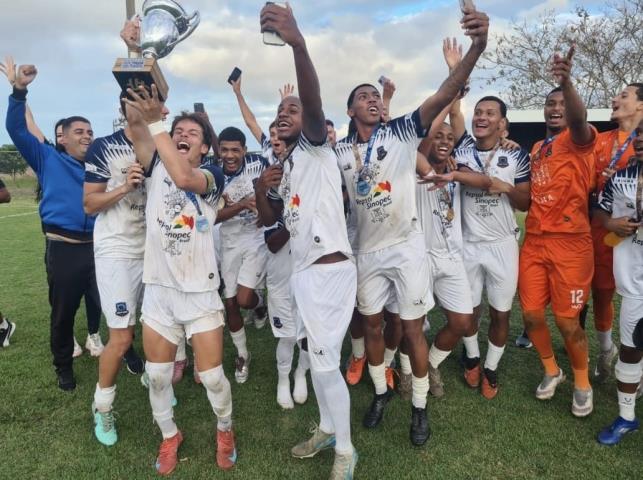 Garotada do Pérolas levanta a Taça Santos Dumont (Crédito: Agência FERJ) imgCapa
