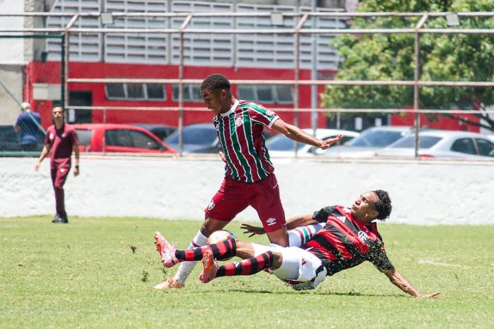 Flu venceu o Fla por 3 a 1 no Sub-15 e empatou em 0 a 0 no Sub-17 com os Rubro-Negros (Crédito: Leonardo Brasil/FFC) imgCapa