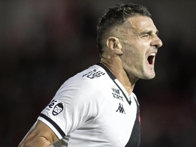 Vegetti marcou duas vezes no triunfo do Gigante da Colina (Crédito: Matheus Lima/Vasco SAF) imgCapa