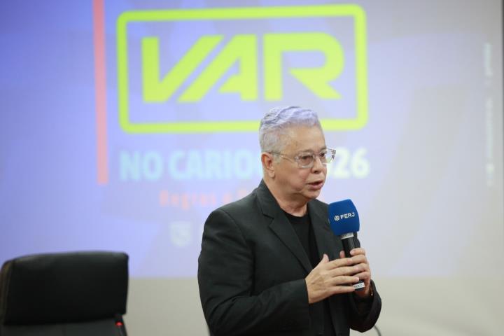 Jorge Rabello, coordenador técnico do DEAF/RJ, explica as novas regras do VAR para o Carioca 2026. (Crédito: Urbano Erbiste) imgCapa