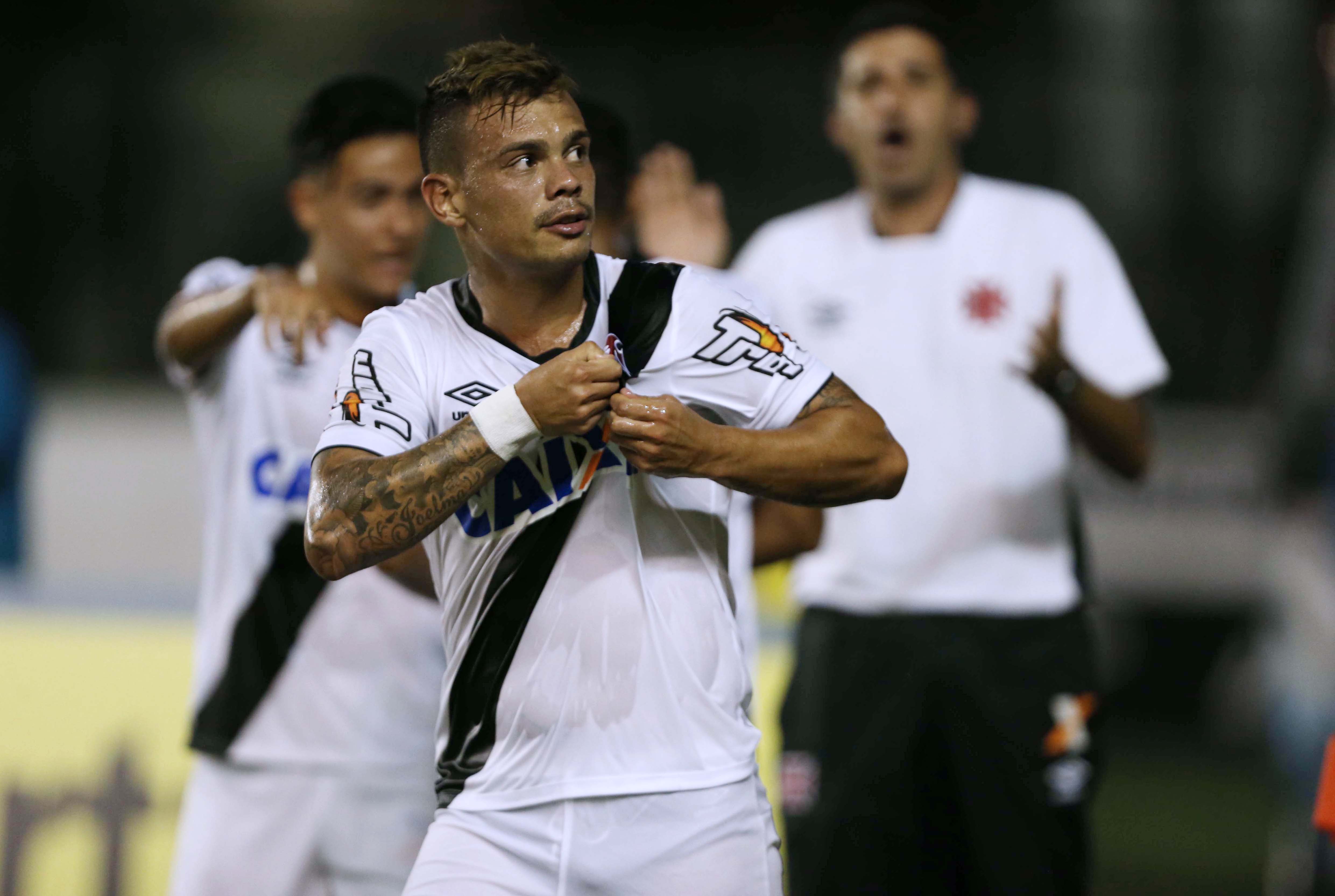 Vasco vence fácil o Macaé: 3 a 0