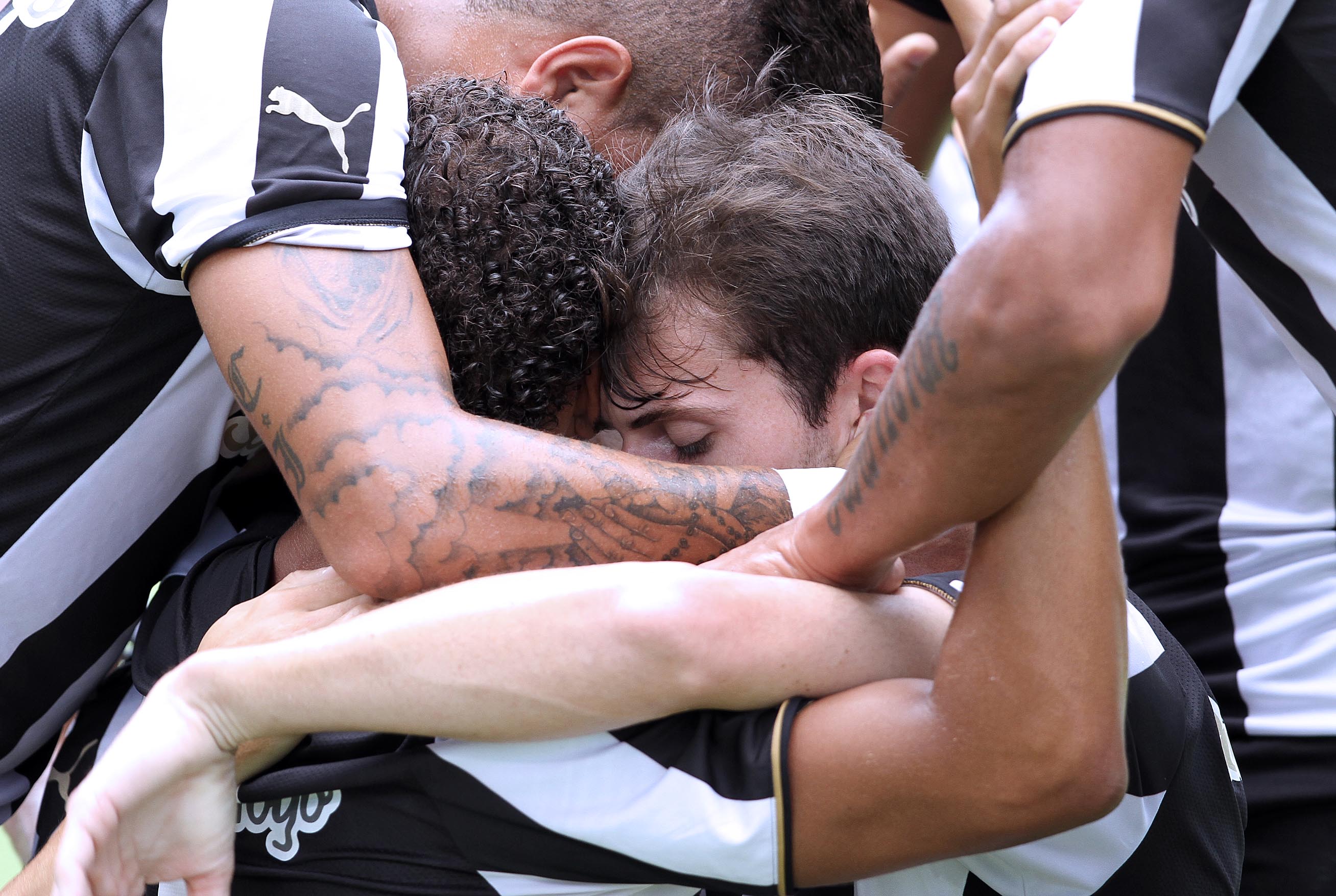 Botafogo goleia o Bonsucesso na reabertura do Engenhão 