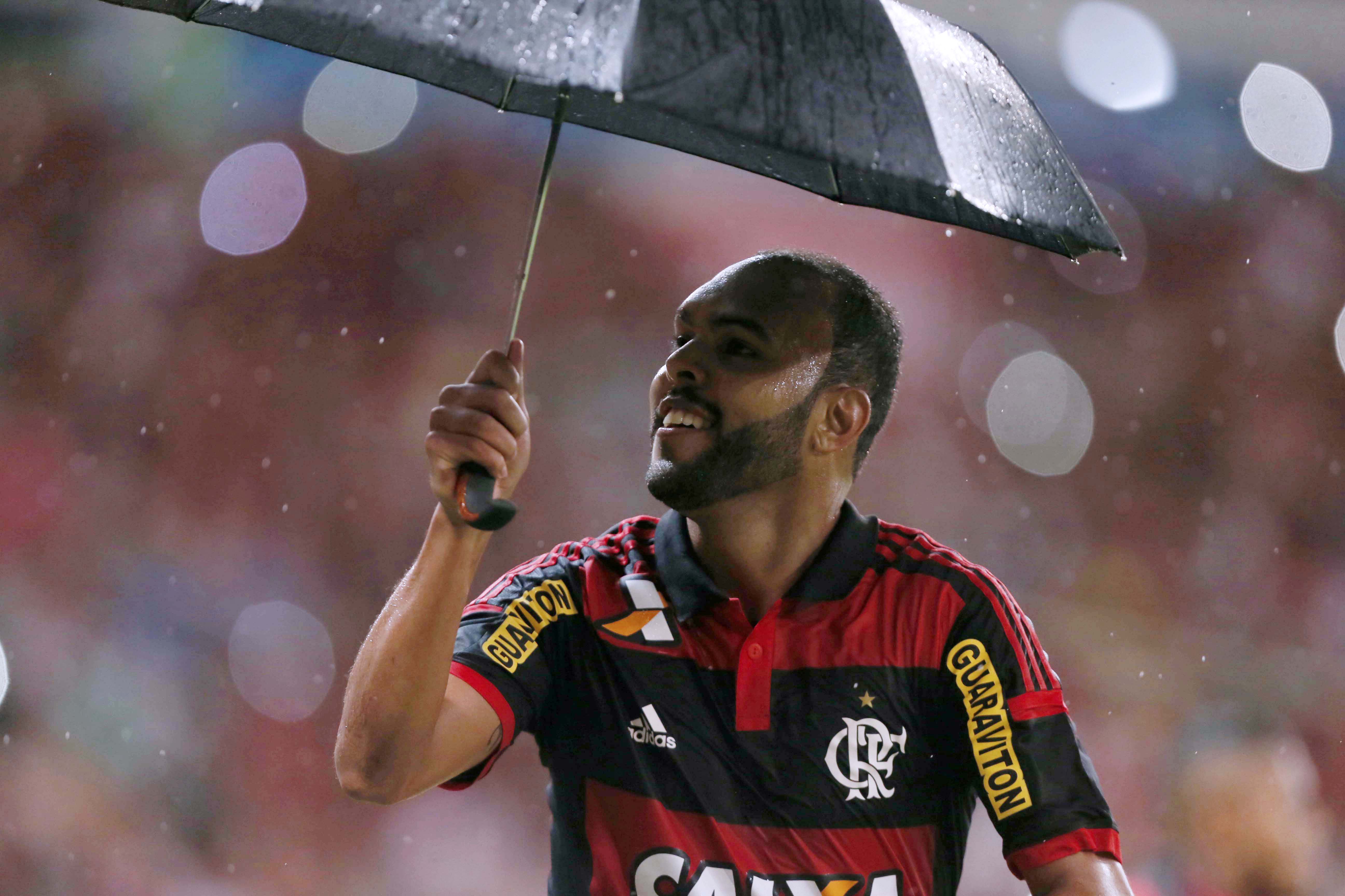 Flamengo vence o Vasco com público recorde e muita chuva