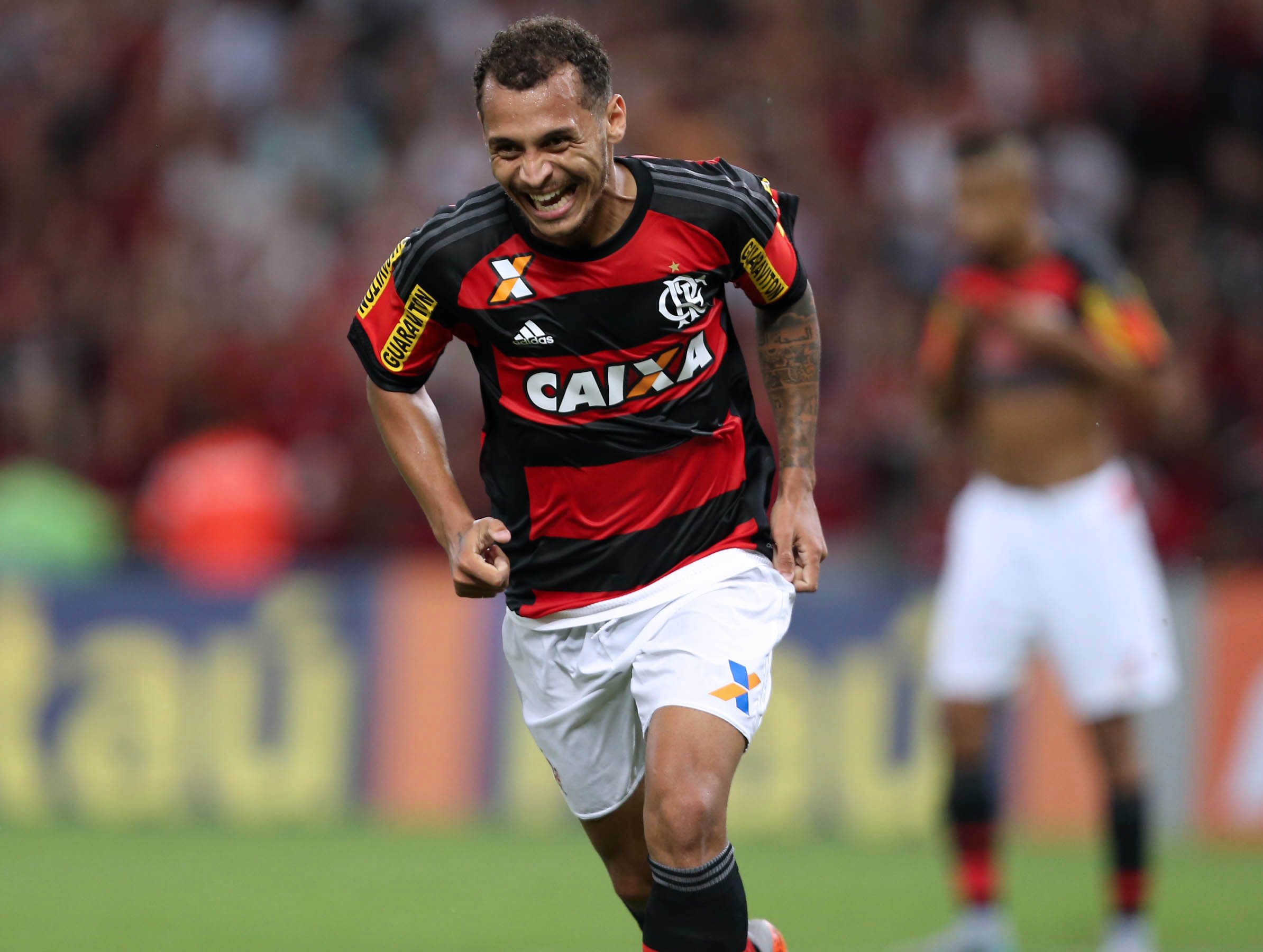 Flamengo vence e entra no G4