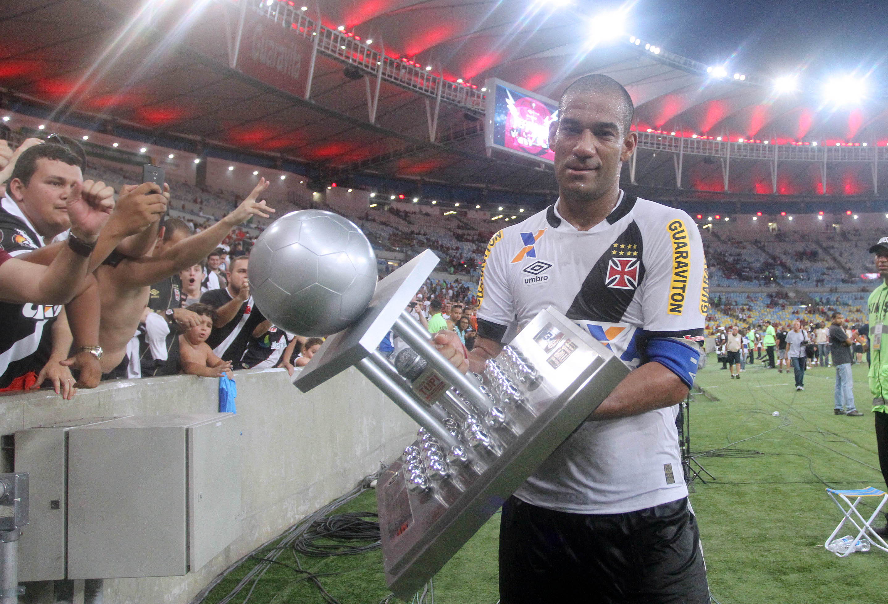 Vasco vence Flamengo e fica perto de sair da zona de rebaixamento 