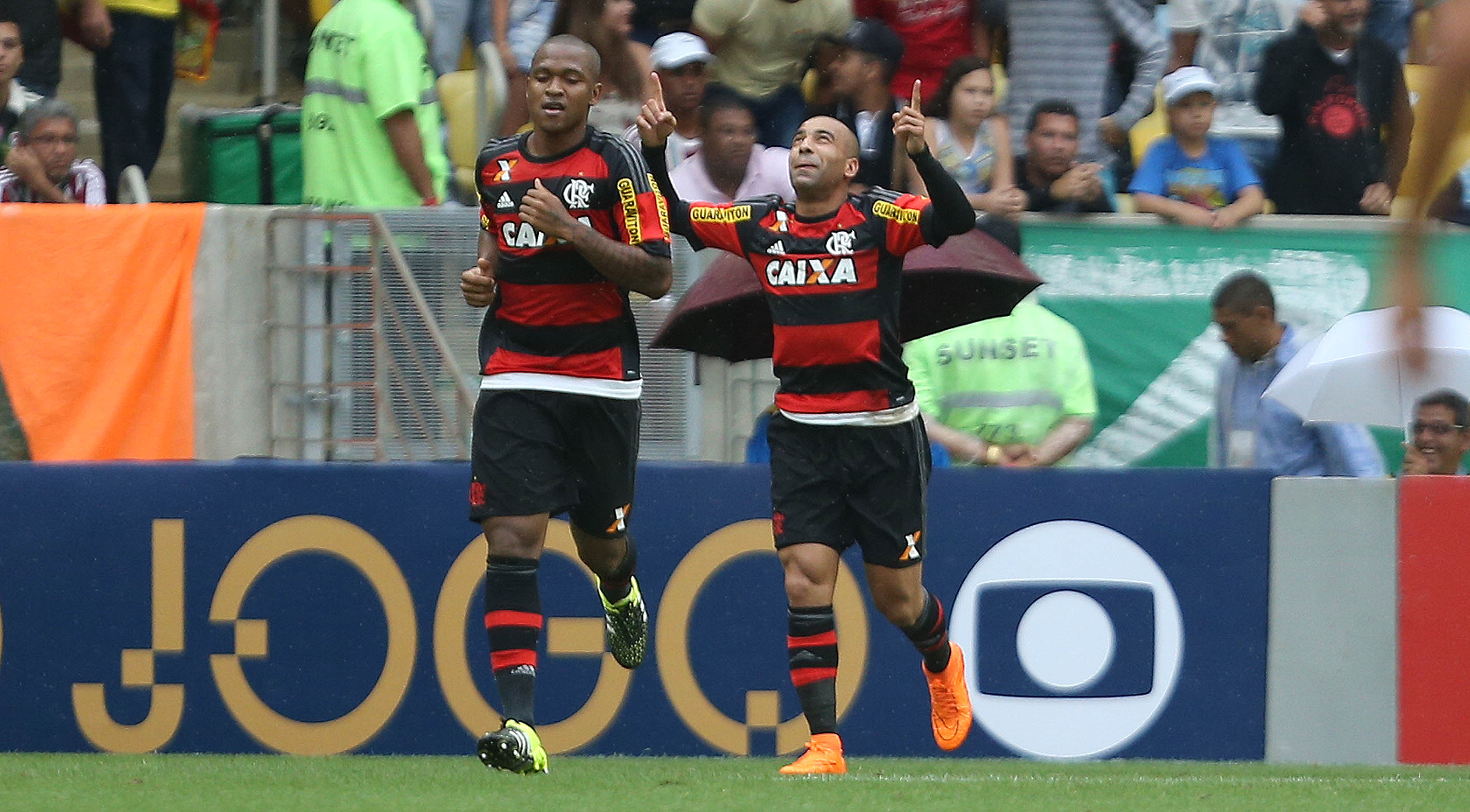 Flamengo passa pelo Fluminense e cola no G-4 do Brasileirão