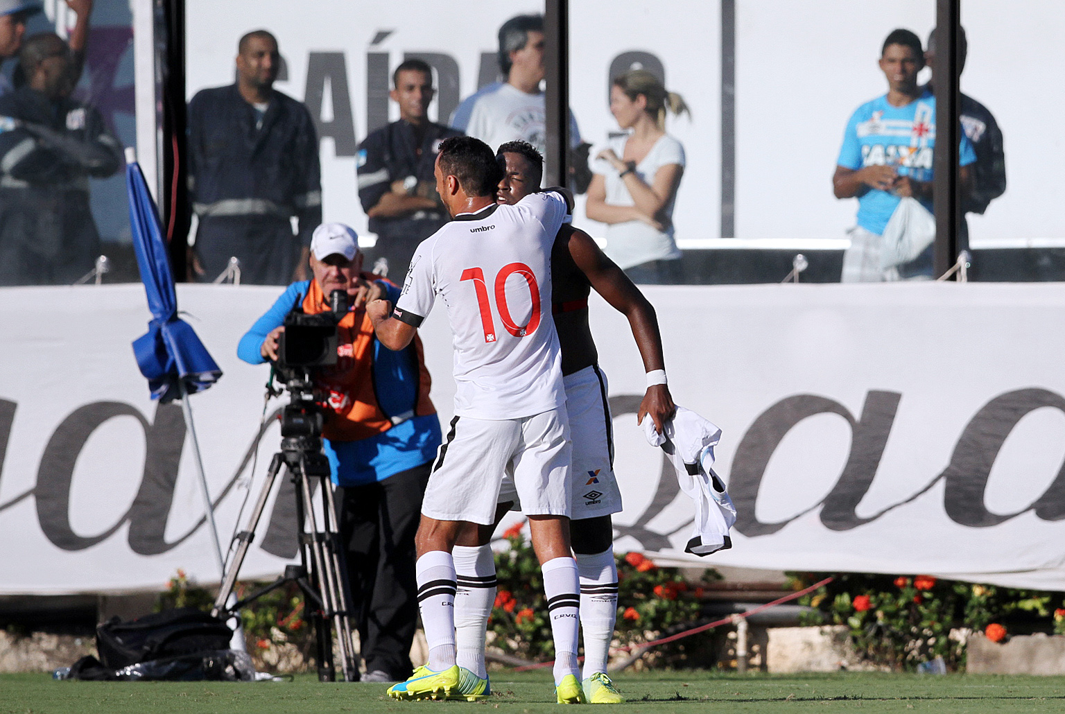 Vasco vence o Botafogo e se aproxima das semifinais