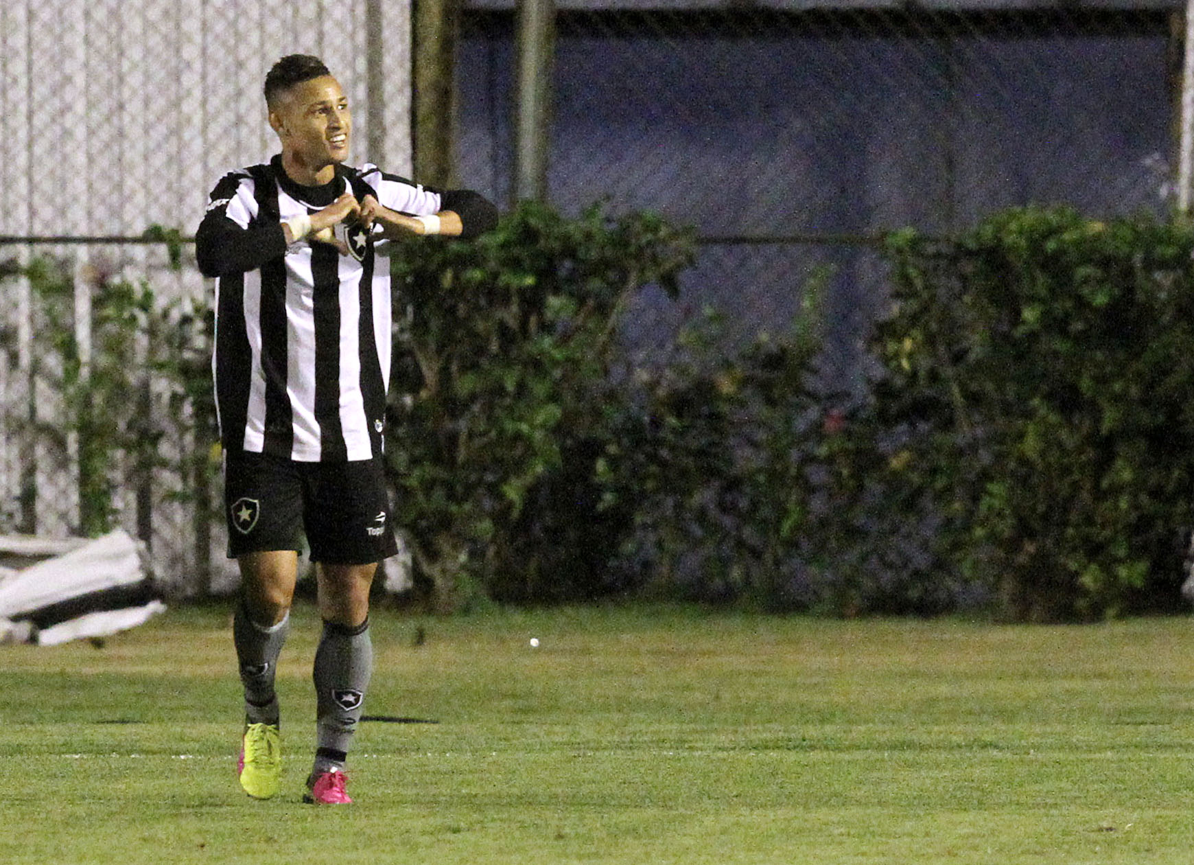 Botafogo supera o Atlético-PR em Juiz de Fora-MG