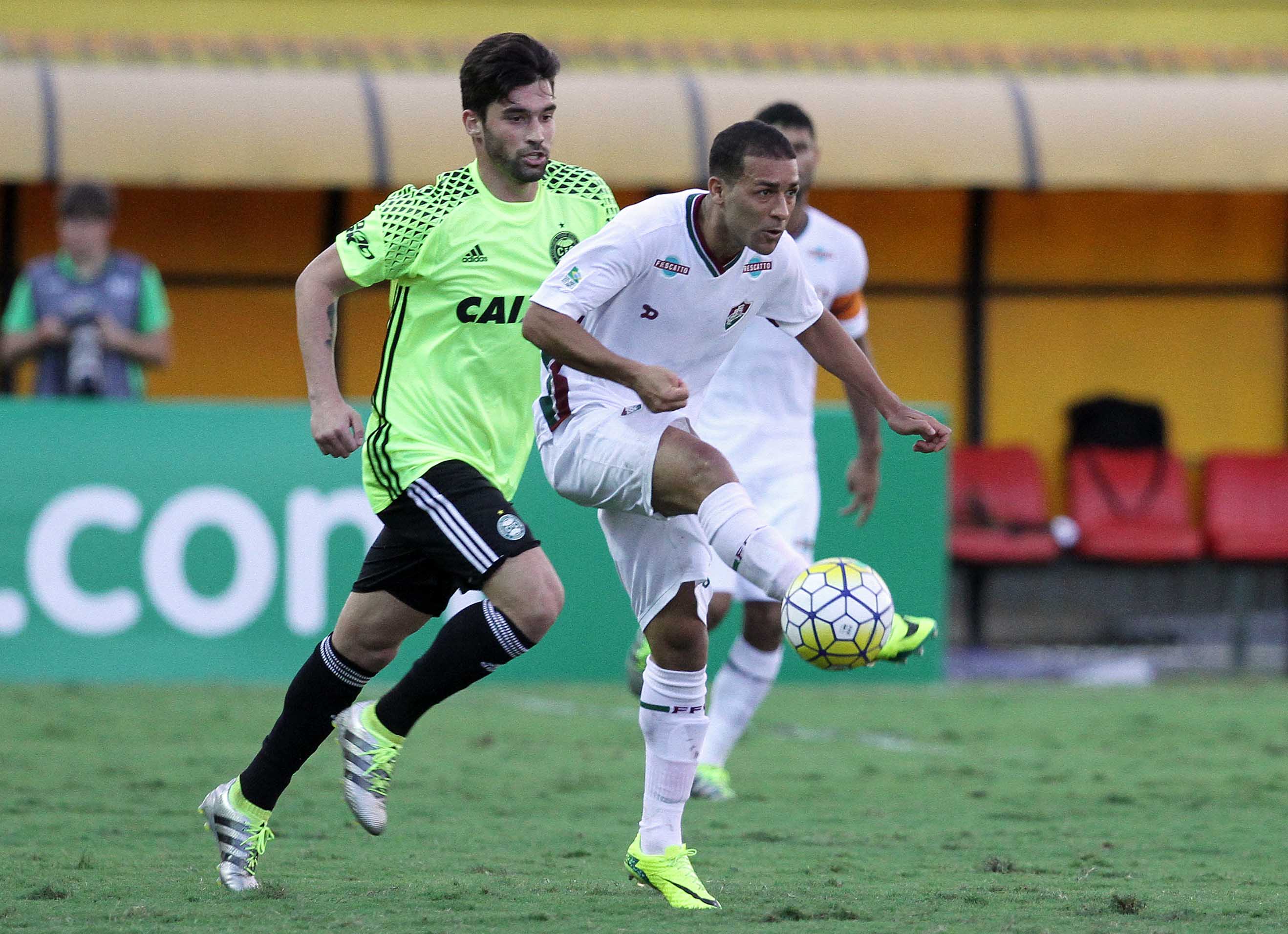 Fluminense e Coritiba ficam no zero a zero no Raulino