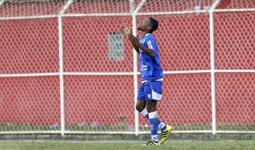 Goytacaz vence clássico e garante acesso à elite do Carioca