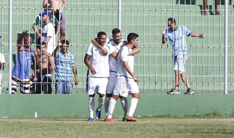 Cabofriense vence e fica perto da vaga