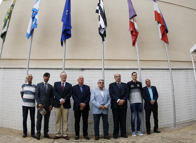 Botafogo hasteia bandeira de Campeão Carioca 2018