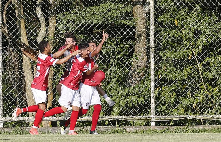 America vence e segue na briga do Carioca