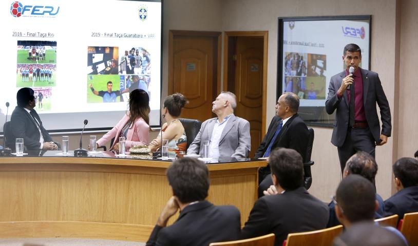 Árbitro da final da Taça GB ministra aula inaugural da EAFERJ 2019