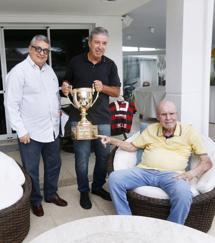 Zagallo conhece o troféu do Carioca 2019